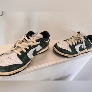 Nike Low-Top Sneakers in White, Dark Green & Cream